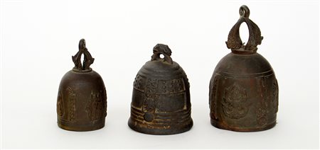 Tre campane in metallo di manifattura orientale (h. max 13 cm.)-EN.