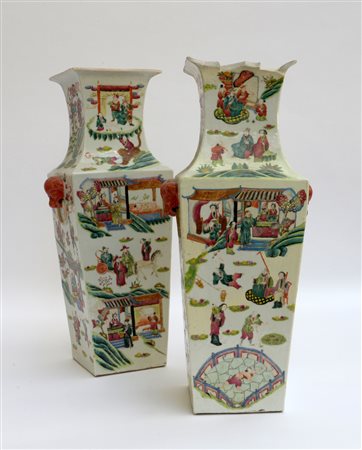 Coppia di vasi in porcellana Famiglia Rosa a sezione quadrata con scene di...