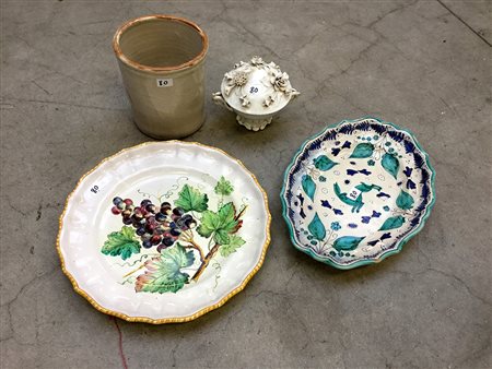 Manifatture differenti, lotto composto da quattro oggetti diversi in ceramica...