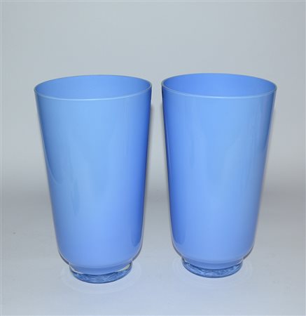 Lotto composto da due vasi a forma cilindrica in vetro opacizzato color...