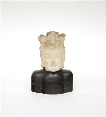 Testa di Guanyin in marmo chiaro con acconciatura con fiori di loto, base in...