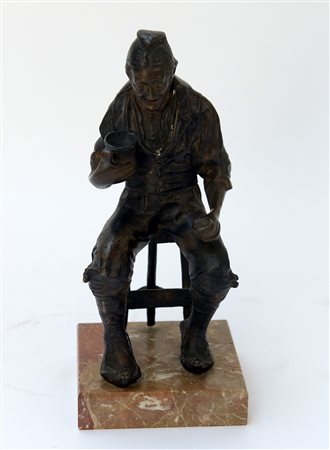 Ignoto, scultura in bronzo raffigurante personaggo maschile seduto, con...