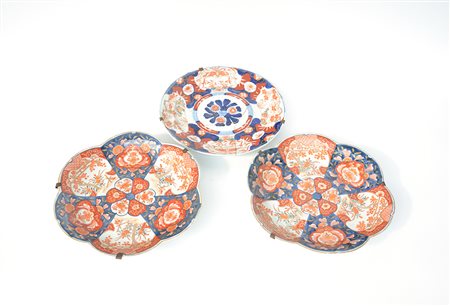 Tre piatti in porcellana Imari, due con bordo lobato, uno circolare (difetti)...