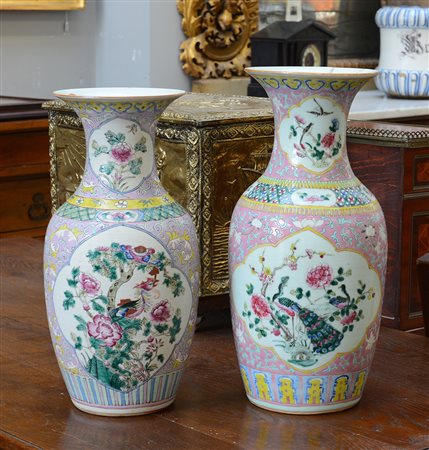 Due vasi in porcellana con decoro floreali su fondo rosa (h. max cm 45)...