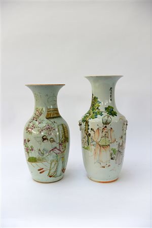 Due vasi in porcellana policroma con figure e calligrafia (h. max cm 46) Basi...
