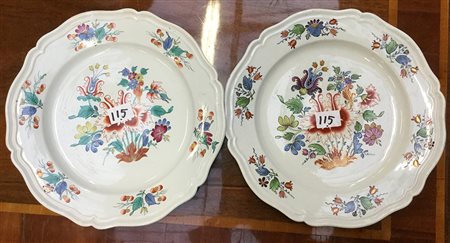 Due piatti in maiolica a bordo mistilineo con decoro a fiori (d cm 23,5)