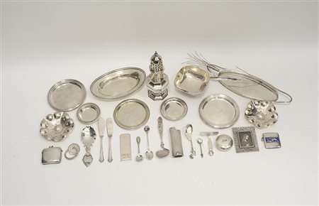 Lotto composto da ventotto oggetti in argento di uso e manifattura diversa (g...