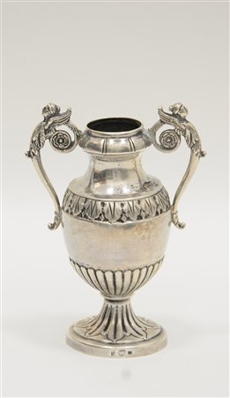 Vasetto in argento con corpo ovoidale decorato da baccellature e cinture...