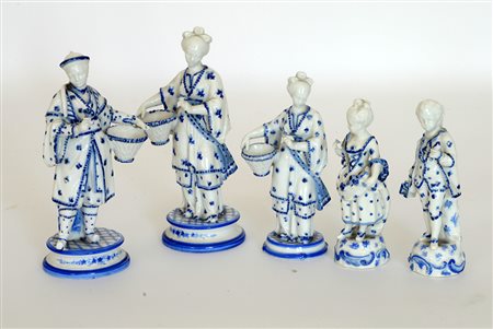 Gruppo di tre statuette in porcellana bianca e blu a figure orientale e due...