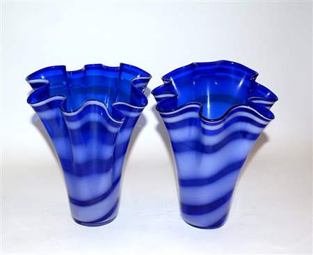 Lotto composto da due vasi a fazzoletto in vetro blu decorato a striature (h...