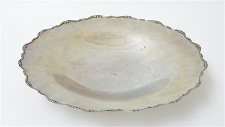 Centrotavola in argento con bordo polilobato e piedini a sfera (d cm 40)...