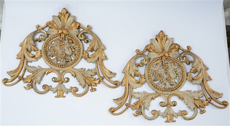 Coppia di elementi decorativi in papier maché laccati dorato, secolo XIX (cm...