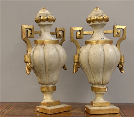 Coppia di elementi decorativi in legno laccato e dorato a finti vasi, secolo...