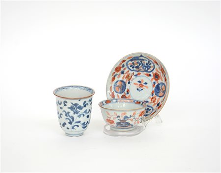 Due coppette ed un piattino in porcellana Imari. Cina, sec XVIII(d.13...