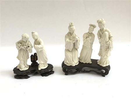 Lotto di due gruppi di figure in porcellana Balnc-de-Chine con basi in legno...