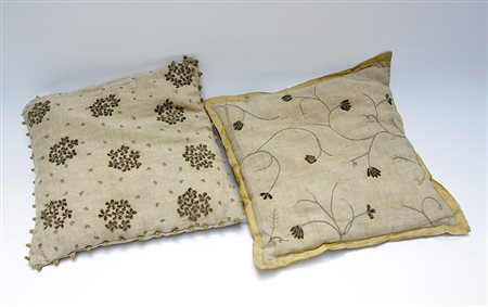 Due cuscini confezionati con tessuti in lino ricamato in seta e fili di rame...