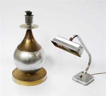 Lotto di due lampade da tavolo in metallo cromato e ottone. (misure varie)...