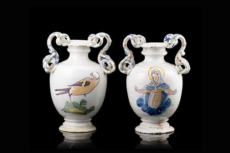 Manifattura di Pavia, inizi del secolo XVIII. Due vasi biansati in maiolica a...