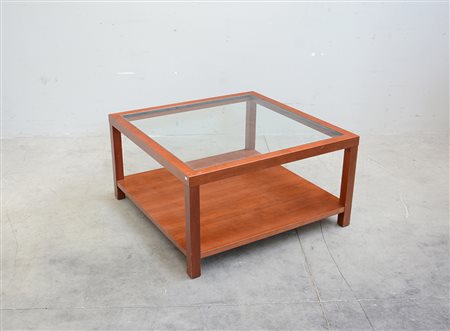 Tavolino da salotto a due ripiani di cui quello superiore in vetro (cm 85x46x85)