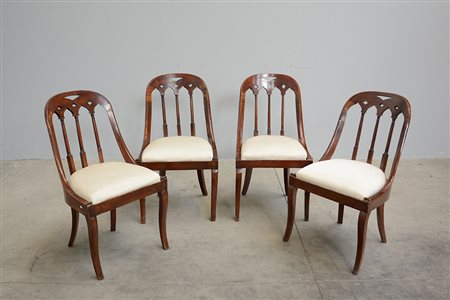 Gruppo di quattro sedie a "gondola" con schienale a giorno decorato a...