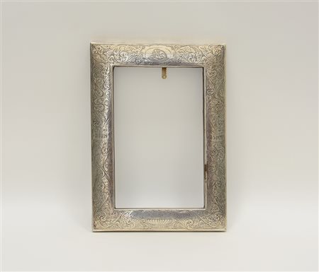 Cornice portafoto in argento con supporto in legno decorata a motivi...