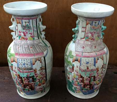 Coppia di vasi in porcellana Famiglia Rosa con decoro raffigurante la...