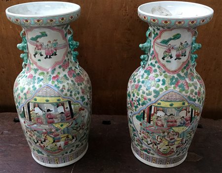 Coppia di vasi in porcellana Famiglia Rosa decorati con scene di palazzo e...