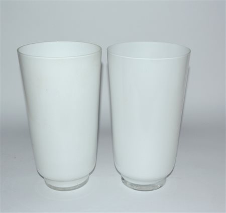 Lotto composto da due vasi a cilindro in vetro opacizzato bianco (h cm 30)