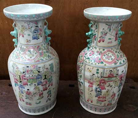 Coppia di vasi in porcellana Famiglia Rosa decorati con scene di palazzo...