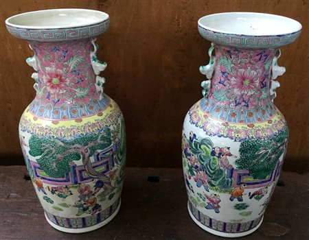 Coppia di vasi in porcellana Famiglia Rosa decorati con fanciulli...
