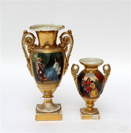 Manifattura francese del secolo XIX, lotto di due vasi biansati in porcellana...
