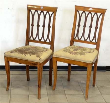 Coppia di sedie con cartelle decorati ad elementi concatenati, gambe...