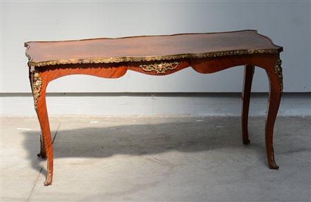 Tavolino da salotto di forma sagomata decorato con apllicazioni in bronzo (cm...