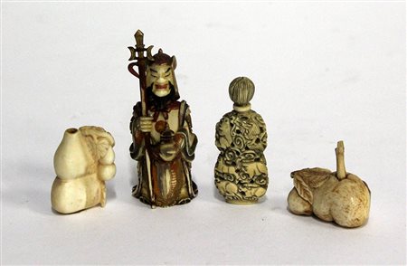 Gruppo di quattro snuff-bottles in avorio. Cina, inizio secolo XX (h max cm...