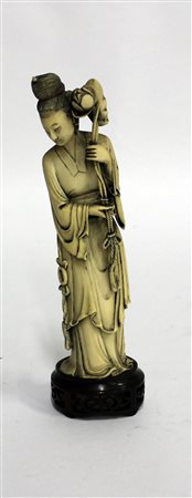 Dama dalle lunghe vesti con base in legno (h. cm 25,5)