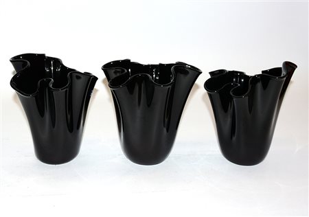 Lotto composto da tre vasi a fazzoletto in vetro opacizzato nero (h max cm 22)