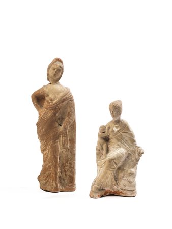 DUE STATUETTE VOTIVE, DETTE TANAGRINE DATAZIONE: IV-III sec. a.C. MATERIA E...