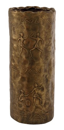ANGELO BRAGALINI Vaso con figure stilizzate sbalzate Ottone, h. 55,5 cm Firma...