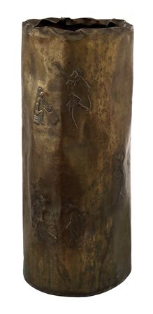 ANGELO BRAGALINI Vaso con figure stilizzate sbalzate Ottone, h. 55 cm Firma...