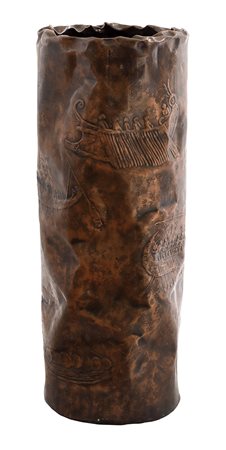 ANGELO BRAGALINI Vaso con figure stilizzate sbalzate Rame, h. 56,5 cm Firma...