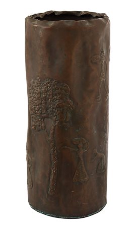 ANGELO BRAGALINI Vaso con figure stilizzate sbalzate Rame, h. 54,5 cm Firma...