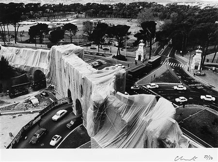 Christo (Gabrovo 1935)Rome, Porta Pinciana Wrapped 1974Stampa fotografica...