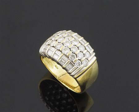 Anello in oro bianco e giallo a fascia con diamanti taglio brillante e baguette