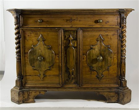 Credenza in legno a 2 ante e cassetto con colonne a torciglione sui fianchi....