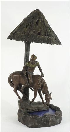 Grande lampada da tavolo in bronzo a patina marrone con figura di indiano a...