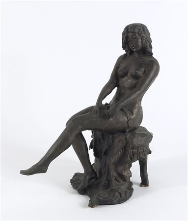 Scultura in bronzo raffigurante modella seduta. H. cm. 30.