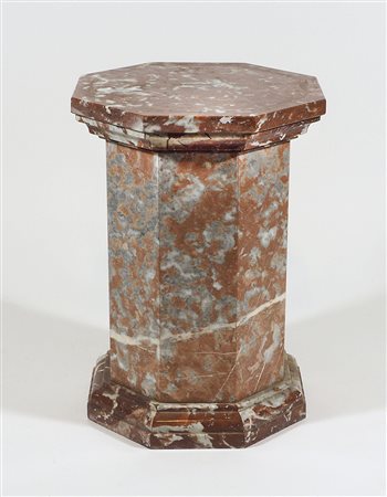 Grande colonna ottagonale in marmo rosso Francia. H. cm. 66.