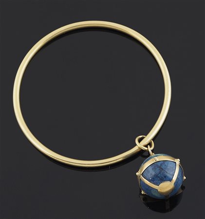 Bracciale rigido in oro giallo con ciondolo a forma di sfera in pietra dura...