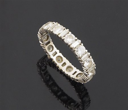 Anello fedina eternelle in oro bianco con diamanti taglio brillante e baguette.