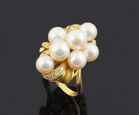 Anello in oro giallo forma floreale con 7 perle Giapponesi e brillantini